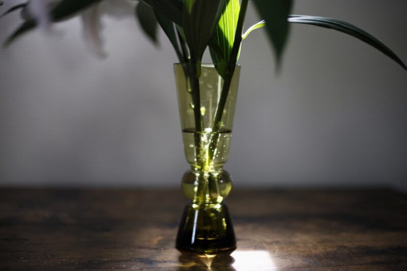 花瓶に花を入れた画像