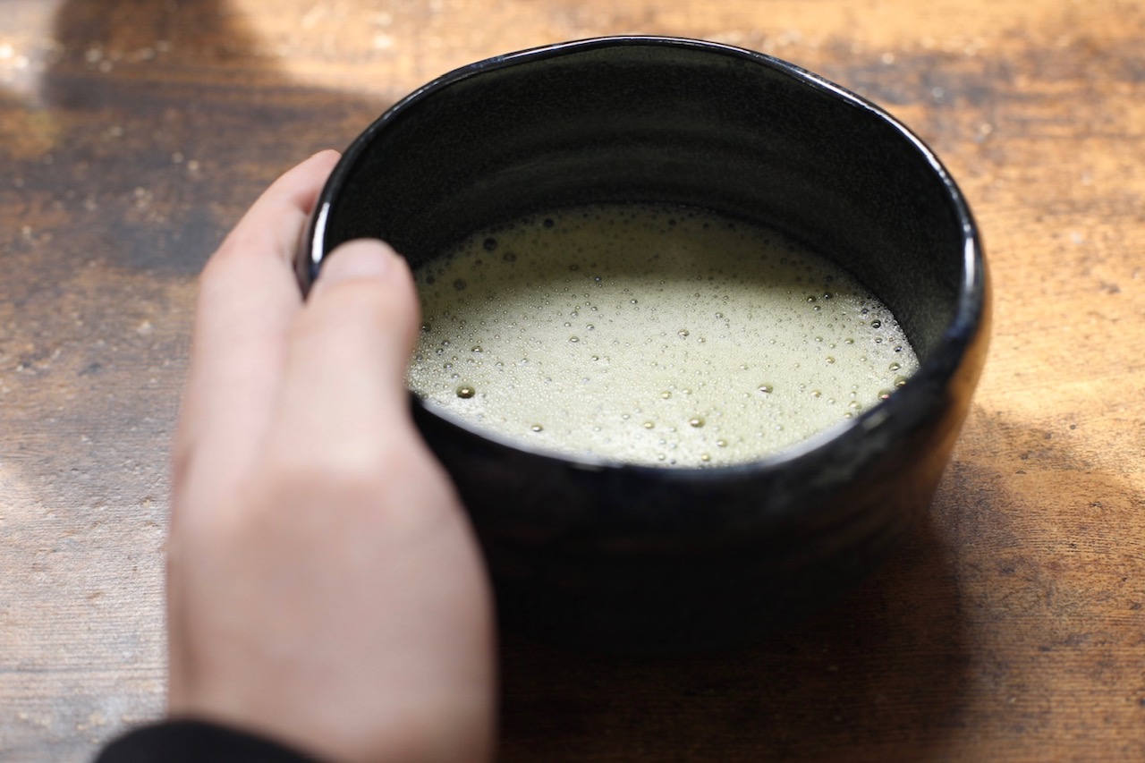 抹茶を飲む